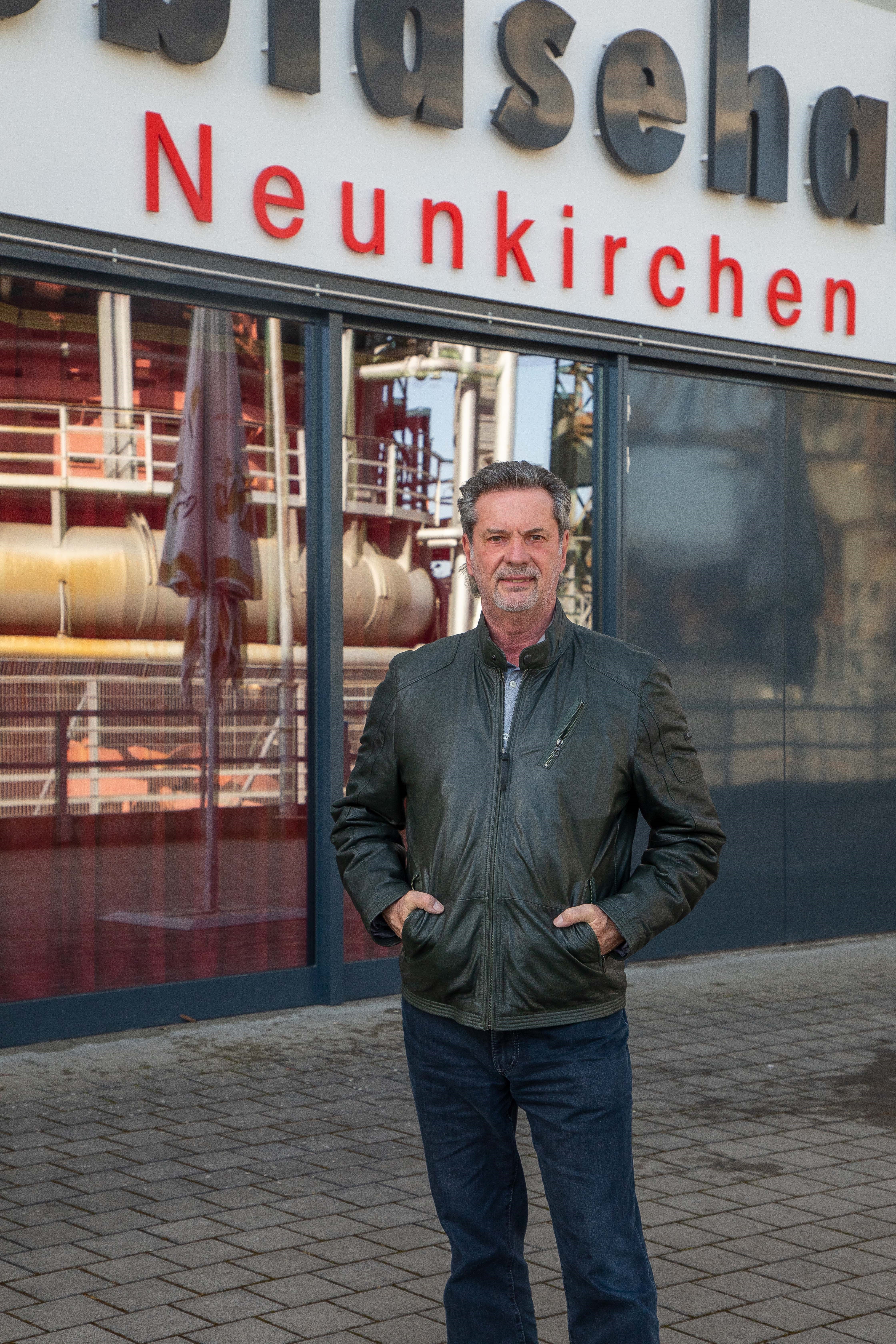 Portrait von Jürgen Fried vor der Gebläsehalle Neunkirchen