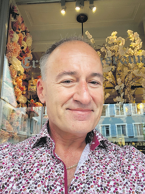 Portrait von Dr. Markus Gross vor einem Café - Fotograf Martin Gollmer, Finanz und Wirtschaft, 26. September 2020 